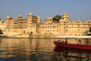 Udaipur: 2-Day Guided City Tour with Boat Ride & Show