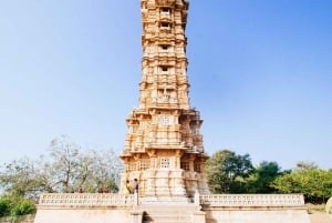 Udaipur: Passeio de um dia ao Forte de Chittorgarh com guia e almoço