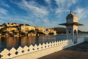 Udaipur: City Palace, Lake Pichola Cruise & Dance Show