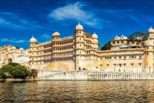 Udaipur: Bypaladset, sejltur på Pichola-søen og danseshow