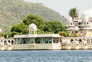 Udaipur: City Palace Museum Tour and Lake Pichola Boat Tour