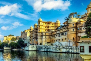 Udaipur: Stads Palace Museum Tour och Lake Pichola Boat Tour