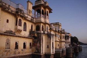 Udaipur: Avond boottocht met marionettenshow en diner