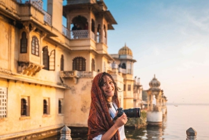 Udaipur: wycieczka piesza z przewodnikiem po ghatach i rejs