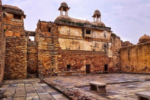 Udaipur: Dagtrip met gids naar Chittorgarh Fort