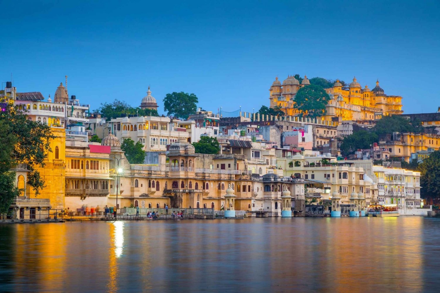 Udaipur: Visita guiada a los Ghats y paseo en barco