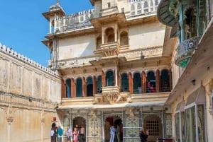 Udaipur: Heritage & Culture Walking Tour with Guide