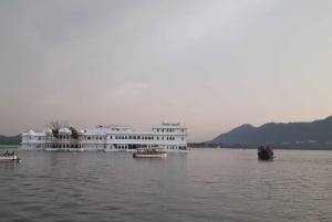 Udaipur Highlights: Private City Sightseeing guided tour