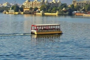 ウダイプル：ピチョラ湖ボートツアー（ホテル送迎サービス付き）