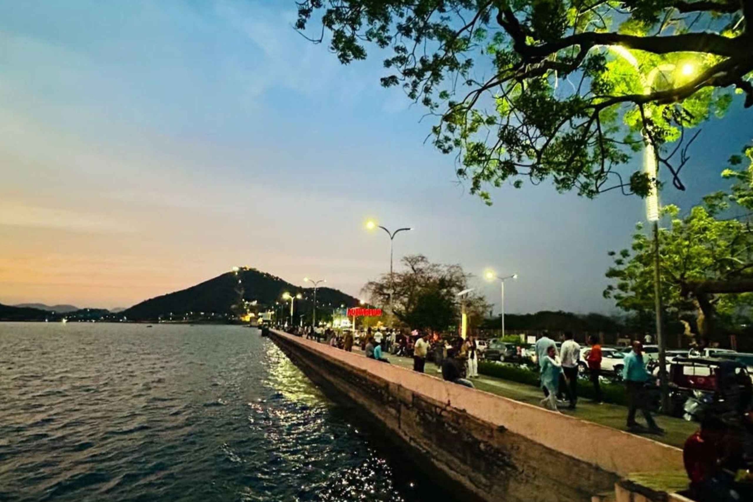 ウダイプルの夜の散策：歴史、文化、物語を発見しましょう