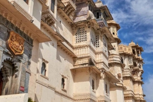 Udaipur: Private Guided City Tour with Boat Cruise