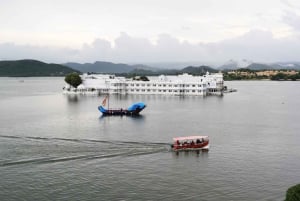 Udaipur: Private Half-Day Tour by Tuk-Tuk or Car