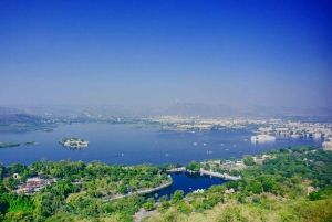 ウダイプル：トゥクトゥクまたは運転手付きの車で観光ツアーをご案内します