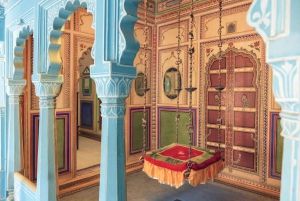 ウダイプル：トゥクトゥクまたは運転手付きの車で観光ツアーをご案内します