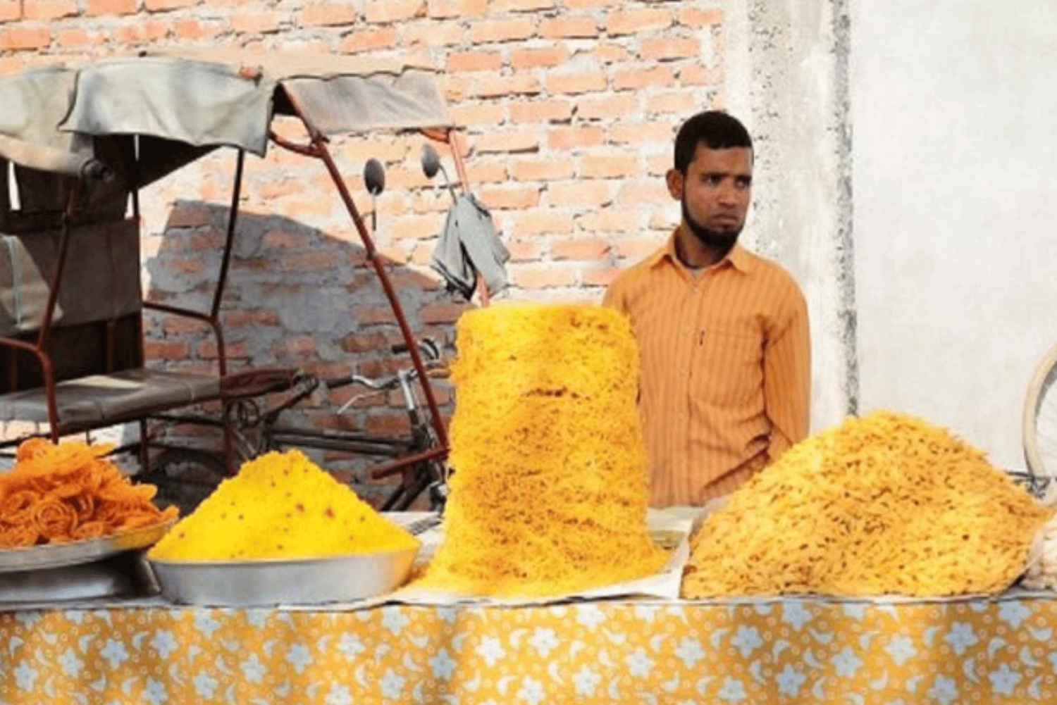 Udaipur: Street Food Crawl (2 Hours Local Food Tasting Tour)