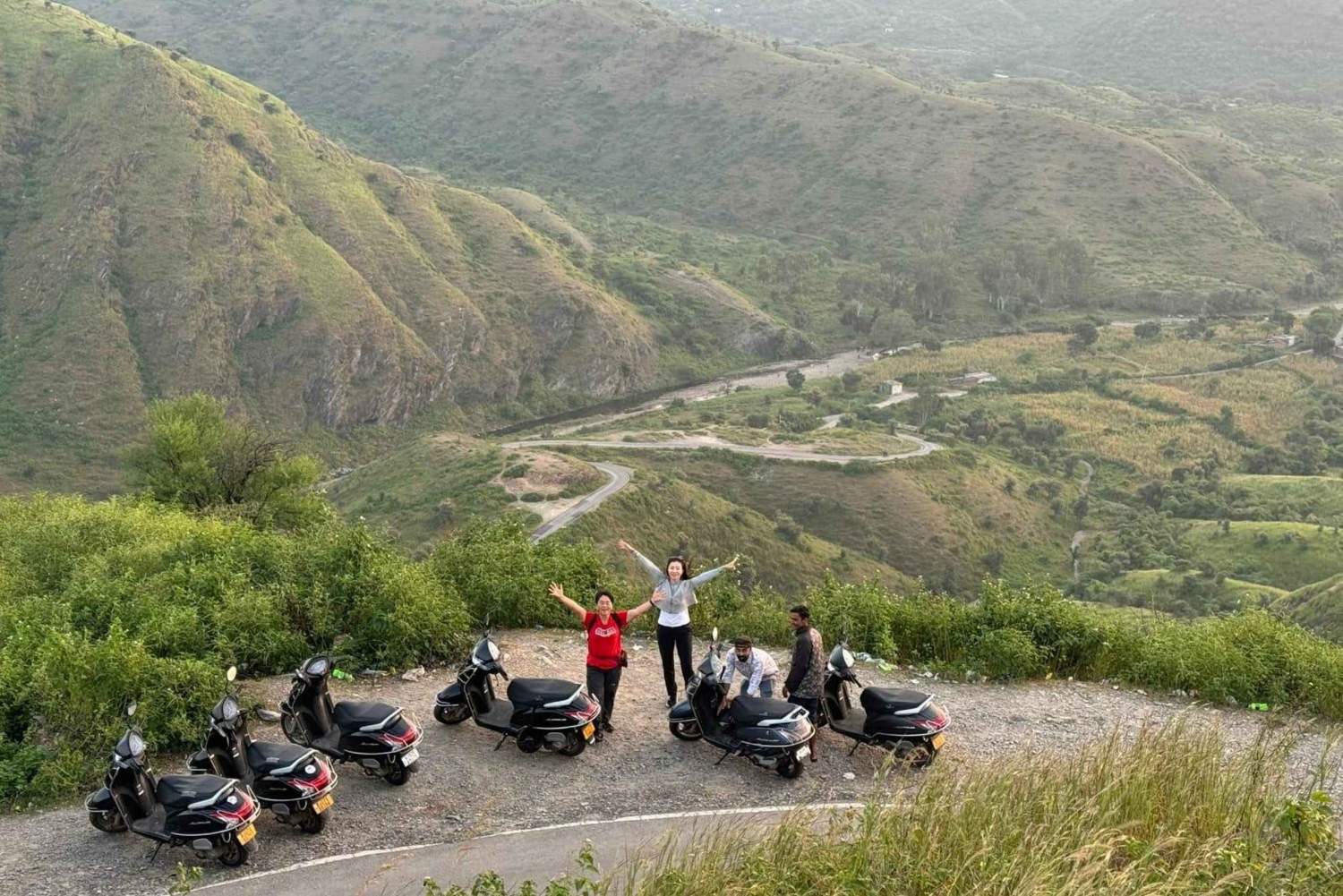 Udaipur: Scootertur i soloppgang til stammelandsby