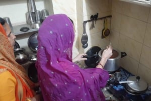 Udaipur: Traditional Cooking Experience at Local Family