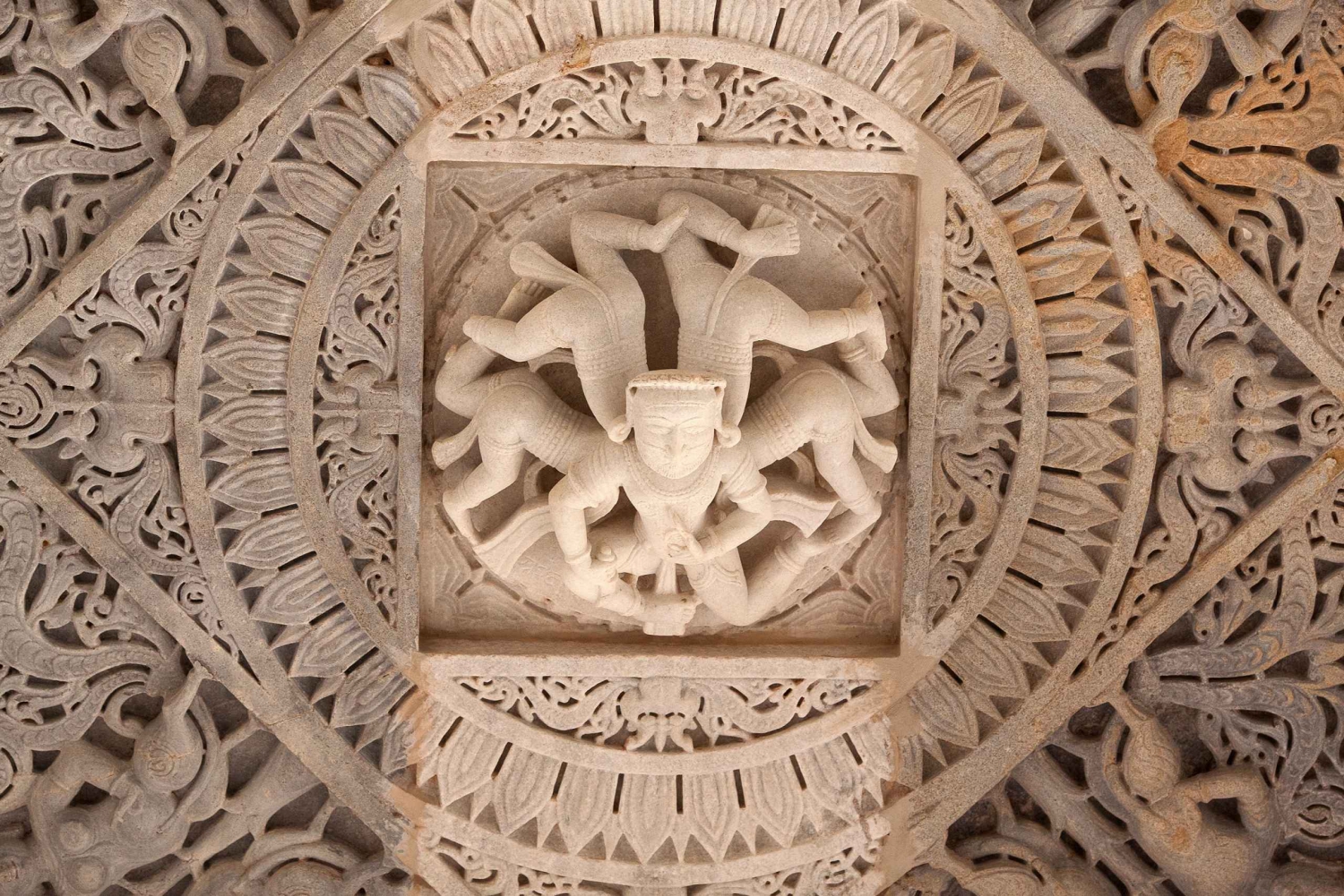 Tutustu Ranakpur Jain Temple Udaipurista Jodhpur Drop kanssa