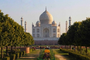 From Mumbai: Private Guided Taj Mahal Trip with Overnight