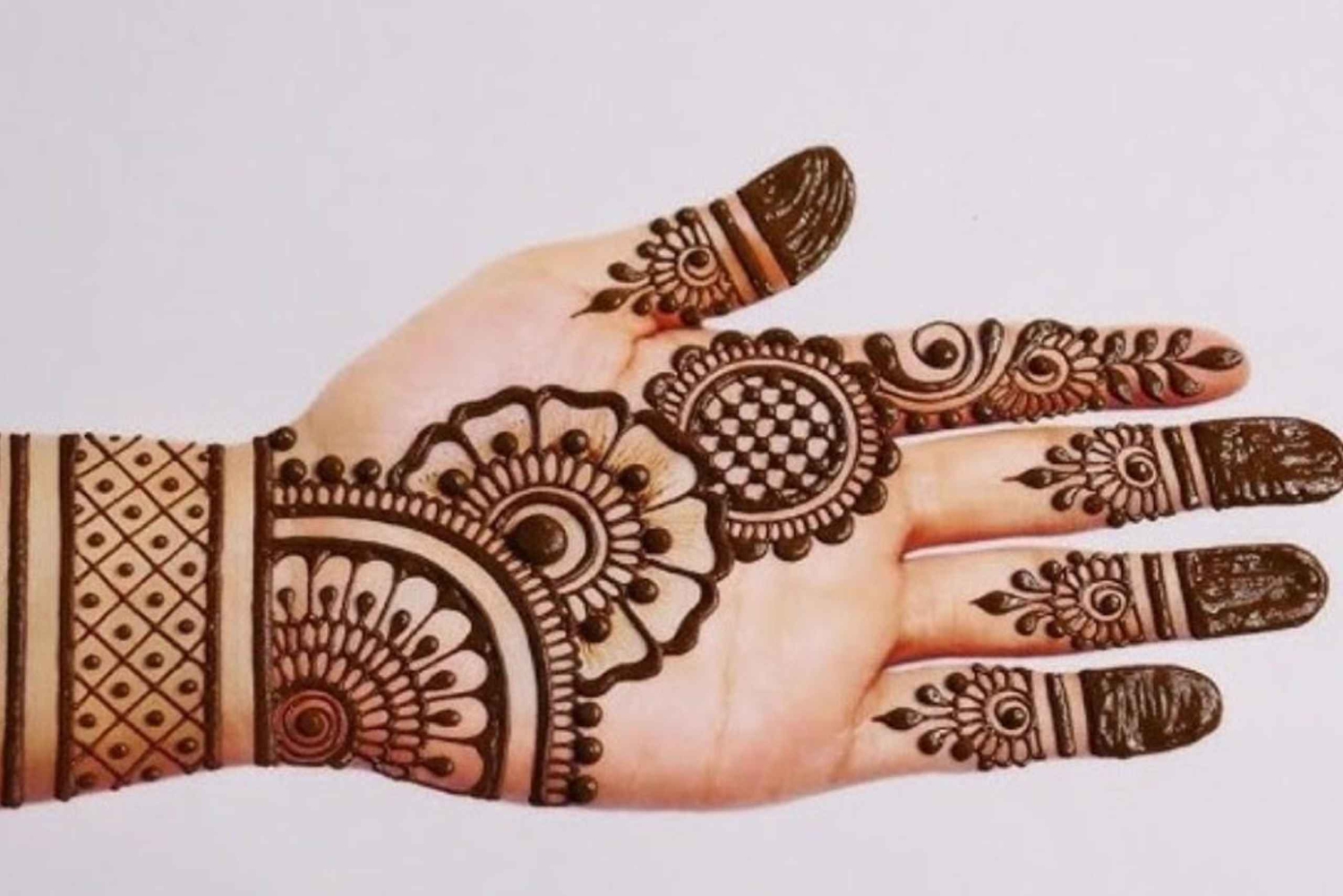 女性のウェルネスと文化：ヨガ、ヘナ、ジャイプル料理をお楽しみください