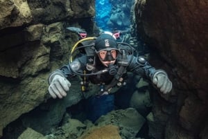 Plongée dans la fissure de Silfra dans le parc national de Thingvellir