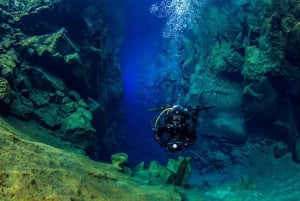 Plongée dans la fissure de Silfra dans le parc national de Thingvellir