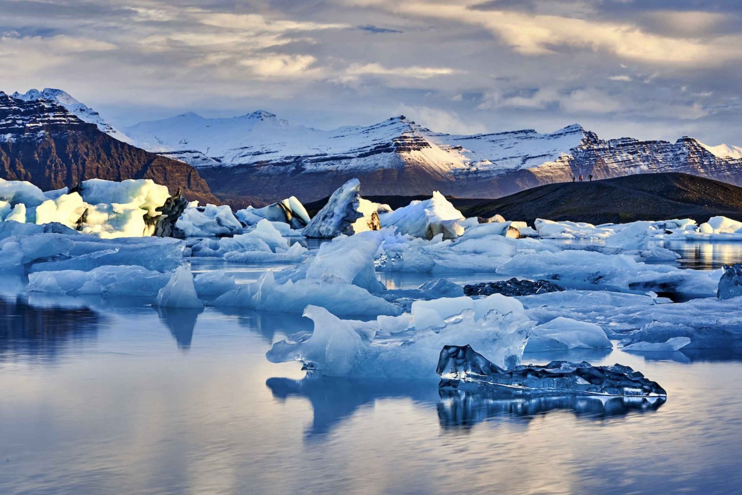 From Reykjavik: Winter 6-Day Small Group Tour of Iceland