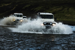 レイキャビク発：4WD プライベート ボルカニック ウェイ ゴールデン サークル