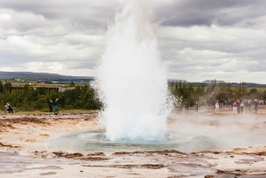 レイキャビク発：ゴールデンサークルツアーとシルフラシュノーケリング