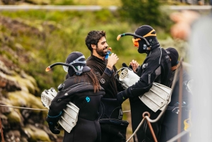 レイキャビク発：ゴールデンサークルツアーとシルフラシュノーケリング