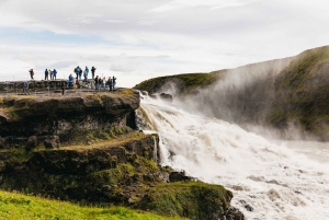 レイキャビク発：ゴールデンサークルツアーとシルフラシュノーケリング