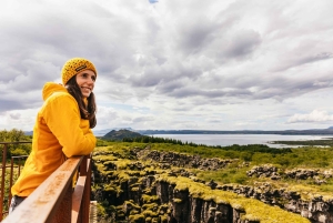 レイキャビク発：ゴールデンサークルツアーとシルフラシュノーケリング