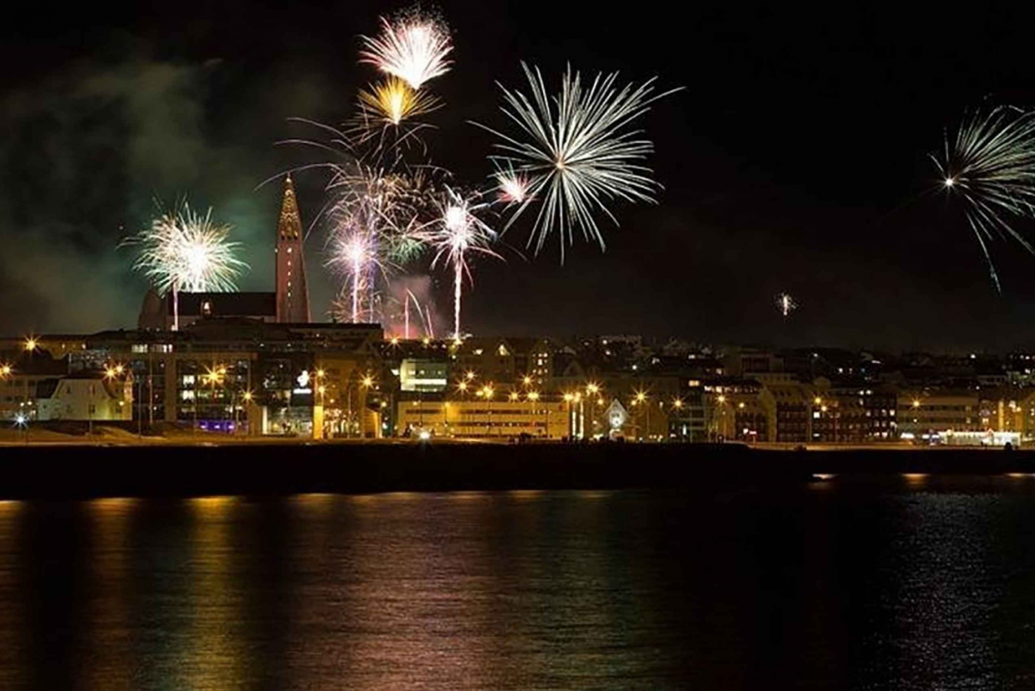 De Reykjavik: fogos de artifício de ano novo de barco