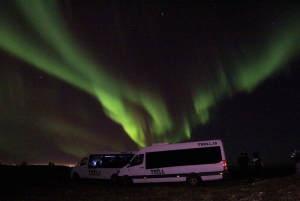 Desde Reikiavik: Persecución de auroras boreales con chocolate caliente