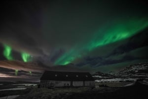 Reykjavikista: Revontulikierros kuuman kaakaon ja valokuvien kera.