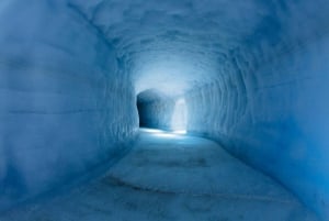 Húsafell: Tur inn i isgrotten på isbreen