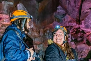 Islanti: Lava Caving Pienryhmäseikkailu