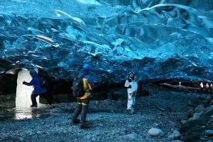 Jökulsárlón: Blue Ice Cave Tour and Glacier Walk