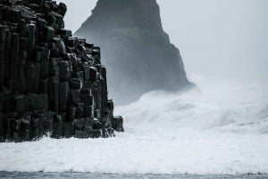 Południowe wybrzeże Islandii. Czarna plaża, glaсier, wodospady...