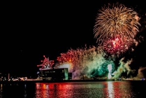 Cruzeiro de fogos de artifício na véspera de Ano Novo