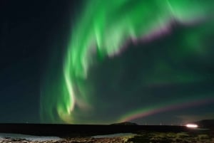 Depuis Reykjavik : Excursion aux aurores boréales avec chocolat chaud et photos