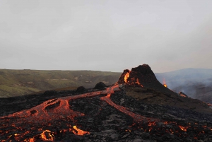 Reykjavík: Erupting Volcano Hike and Reykjanes Tour
