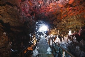 Reykjavik: Evening Lava Tunnel and Northern Lights Hunt