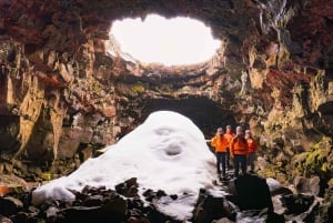 Reykjavik: Evening Lava Tunnel and Northern Lights Hunt