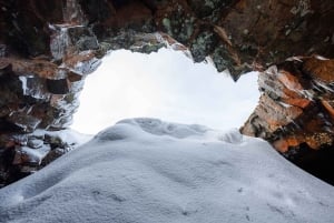 Reykjavik: Evening Lava Tunnel and Northern Lights Hunt