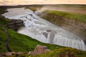 Reykjavik: Golden Circle Midnight Sun Minibus Tour