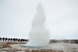 Reykjavík: Golden Circle Tour in Spanish 4x4 Car