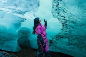 レイキャビク：ラングヨークトル氷河スノーモービルツアー（氷の洞窟付き）