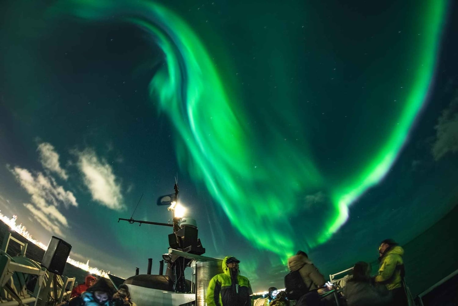 Reykjavik: Passeio de barco guiado pela aurora boreal com fotos
