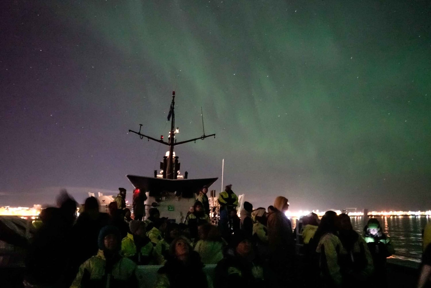 Reykjavik: Passeio de barco guiado pela aurora boreal com fotos